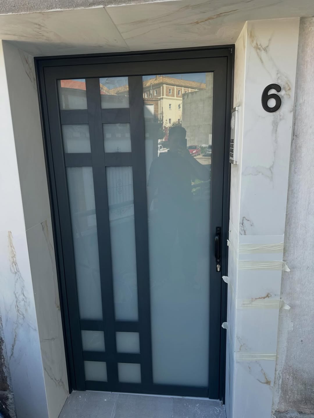 Puerta de aluminio sustituida por modelo moderno