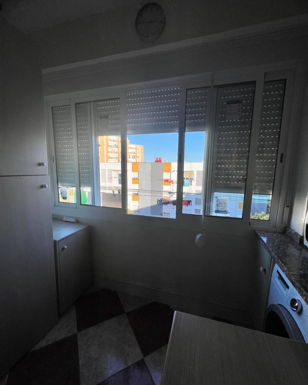 Ventanas de aluminio blanco con persiana exterior